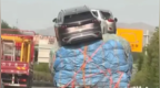 高速上的离谱操作，货车装满货物后又摞了几台小汽车