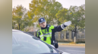 3万赞！安徽亳州小哥在杭州当交警，一颗棒棒糖“甜”上热搜