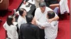 陈雪生遭搜查约谈交保后议场现身，国民党民代纷纷拥抱加油打气