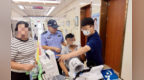 男子三根手指遭电锯割断　他们“警”急送医