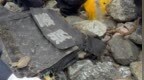 吉隆口岸的淤泥之下，清理出警用马甲、保温杯、女式皮包…