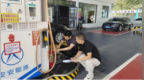 河南淮滨：加油站里“考”安全 应急办现场示范灭火器操作