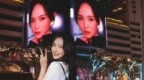 唐嫣街头打卡自己大屏笑容明媚