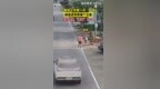 开学第一天，小男孩还没进校园就上演“逃学”大戏，被巡逻民警“遣返”回校