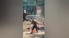 这一幕太揪心了！山洪在身后汹涌袭来 尼泊尔老人拄拐杖艰难挪动 最新消息：老人已安全到家