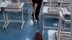 网传“开学第二天就让家长轮流扫地”系谣言