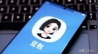 “豆包建议煮拖鞋”被证实为摆拍谣言，博主承认故意引导