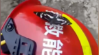 一只蝴蝶落在吉隆救援人员头盔上