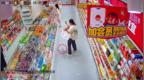 幼童在零食店内排便，家长未做任何清理抱其离开，监控画面曝光