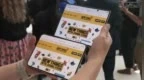 苹果iPhone Duo和三星Galaxy Z Fold8手机折痕对比