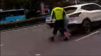 安徽男子开车途中接到母亲去世噩耗，情绪崩溃大哭无法驾车“我没有妈妈了”，交警接过方向盘送其一家赶往老家