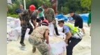 吉安一货车拐急弯300多袋大米洒落满地，交警现场求助，村民如潮水般涌来帮忙