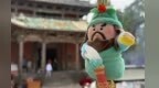 忠义文化玩出反差萌！“关公门前耍大刀”毛绒挂件成新晋“顶流”