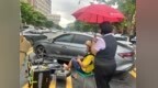 农行佛山石华支行：紧急救助雨天事故伤者