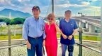 马英九偕三姐马冰如夫妇到访淡江大桥，现场民众惊喜要求合影