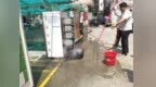 西乡网格员果断处置电池自燃险情