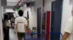 大四女生称学校强搬宿舍半夜砸门，警方回应