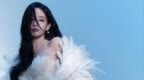 李一桐穿羽毛抹胸短裙性感大方