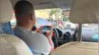 出租车司机开车双手搭方向盘打游戏，交警回应