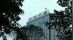 女子称被镇干部推入厕所强奸，警方起初不予立案，复核后改口