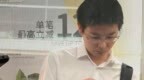 宇树王兴兴机场被偶遇，低头看手机神情严肃