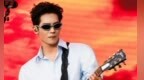 于适穿衬衫弹吉他帅出新高度 解锁酷感音乐现场