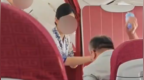 男子花150元升舱不含餐，怒砸水瓶：我不喝这个！