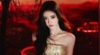 鞠婧祎穿亮片刺绣裙眼神魅惑
