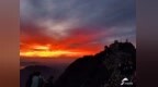 泰山破晓遇火烧云 漫天红霞醉人心