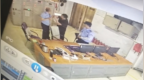“一拳打到我父亲头部”，56岁保安遭业主推搡倒地，抢救21天后死亡