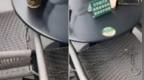 星巴克门口座椅被铁链锁住，工作人员：平时很多老人占位置