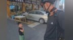黄山4岁半男孩餐馆门口“揽客”走红，被拒还会邀约，母亲发声