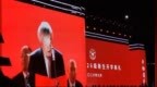 浙大开学典礼教授因独特发型和发言时频繁甩动头发走红，网友留言求洗发水链接
