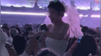 演唱会上男子求婚被喊“坐下”，越界浪漫留下一地尴尬