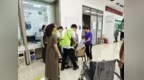 突发脑梗命悬一线 农行大厅里的生死时速