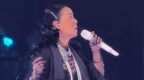 那英在演唱会上着黑衣临时加唱《弯弯的月亮》致敬刘欢