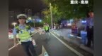 深夜峡江路，武汉摩友问了个路，重庆南岸交警的耐心答疑暖了全网