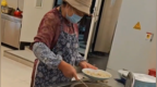 网友偶遇刘强东母亲在京东食堂煮饺子：衣着朴素待人随和