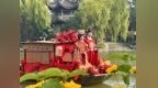 非遗婚俗在镇海古村“活”起来，湖上迎亲、三朝婚服同台……游客掌声连连