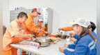 河北定州机关食堂敞开大门 环卫工吃上暖心餐