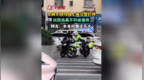 女骑手斑马线上被交警拦停 试图逃离不料被撞倒 网友：本来问题还不大