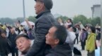 86岁老人由儿子和孙子合力托起，完成看升旗仪式的心愿