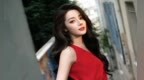 迪丽热巴亮相巴黎时装周 一袭红裙尽显明艳魅力