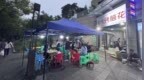 国庆首日实探张雪推荐的重庆烧烤店，天还没黑就有顾客上门品尝，老板娘说“忙了很多”
