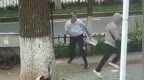 警察抓逃犯，2名群众“神助攻”