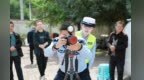 首次与国旗合影　山村老人收获专属国庆仪式感