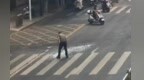吉水县一路口玻璃渣洒落一地 监控拍下两人的“举手之劳”