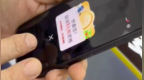 老人付款时手机频繁弹窗广告，维修店老板花10多分钟卸载