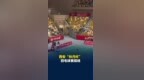 西安“林丹杯”羽毛球赛现场，两位7岁小女孩对战实力亮眼