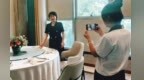 初中学历老板英语介绍产品走红　这届商家主打卖人设